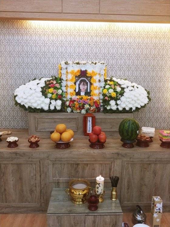 지난달 27일 계부 김모(31)씨에게 살해돼 이튿날 강에서 시신으로 발견된 A양(13) 빈소. 영정은 A양이 올해 중학교 입학 후 찍은 사진이다. [사진 A양 친부]