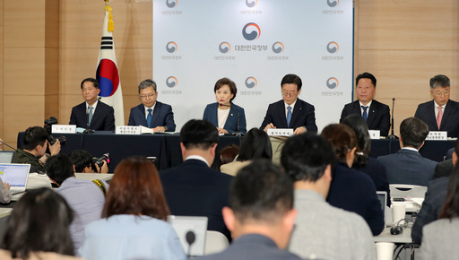 김현미 국토교통부 장관이 7일 오전 서울 종로구 세종로 정부서울청사에서 '수도권 주택 30만호 공급방안' 제3차 신규택지 추진계획을 발표하고 있다.