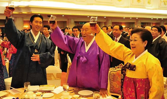 2011년 2월8일 천주청평수련원에서 열린 '문선명 통일교 총재 탄신 91주년 축하연'에서 문선명·한학자 총재 내외와 7남 문형진씨가 건배를 하고 있다. ⓒ 뉴스뱅크이미지