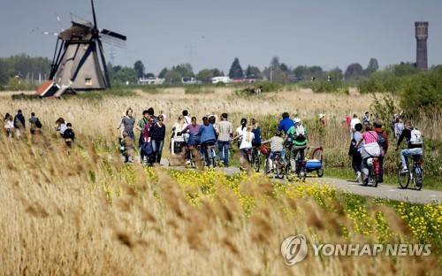 네덜란드 풍차 마을을 방문한 관광객들. [AFP=연합뉴스]