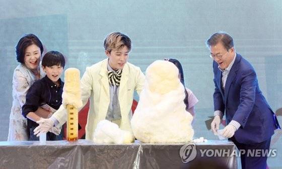 문재인 대통령과 김정숙 여사가 어린이날인 5일 오후 청와대 영빈관에서 열린 '2019년 어린이날 청와대 초청행사’에서 인기 유투버 허팝을 비롯한 어린이들과 함께 과학실험을 해보고 있다. [연합뉴스]