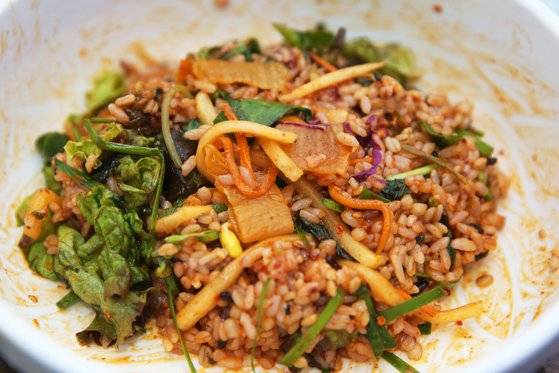 산채비빔밥으로 변신을 마친 보리밥. 한 그릇 비우는데 10분도 안 걸린 것 같다. 손민호 기자