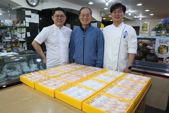 '화월당' 2대 대표 조병연(73)씨와 3대 공동대표 아들들. 아버지 왼쪽이 첫째 형석(39)씨고, 오른쪽 둘째 준석(38)씨다. 준석씨는 뚜르동 불르에서 제과과정을 이수했다. 손민호 기자