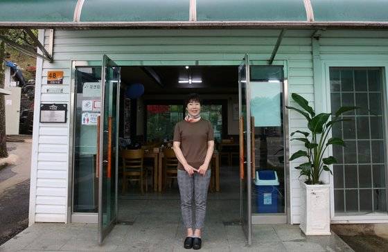 '진일기사식당' 2대 대표 서졍엽씨. 시어머니 배일순 여사를 이어 식당을 맡고 있다. 1988년 시집 오자자마 식당에서 일을 했다고 한다. 손민호 기자