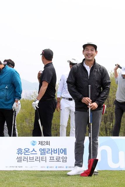 8일 열린 셀러브리티 프로암 이벤트인 니어핀 대결에서 우승한 배우 박정철. [사진 KPGA]