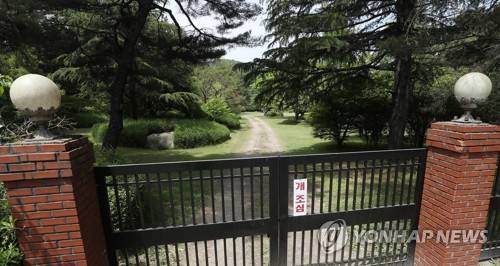 국유지 불법 사용한 신격호 롯데 명예회장 별장 (울산=연합뉴스) 김용태 기자 = 신격호 롯데그룹 명예회장이 1970년에 울산에 지은 롯데별장이 국유지를 불법 사용해 15년 동안 변상금을 내 온 것으로 확인됐다. 8일 오전 울산시 울주군 삼동면 대암댐 옆 롯데별장의 모습. 한국수자원공사 울산권관리단은 이 별장이 환경부 소유 국유지 8필지 2만2천718㎡ 규모를 2003년부터 불법으로 사용했고, 롯데 측이 매년 변상금을 내고 있다고 밝혔다. 2019.5.8 yongtae@yna.co.kr