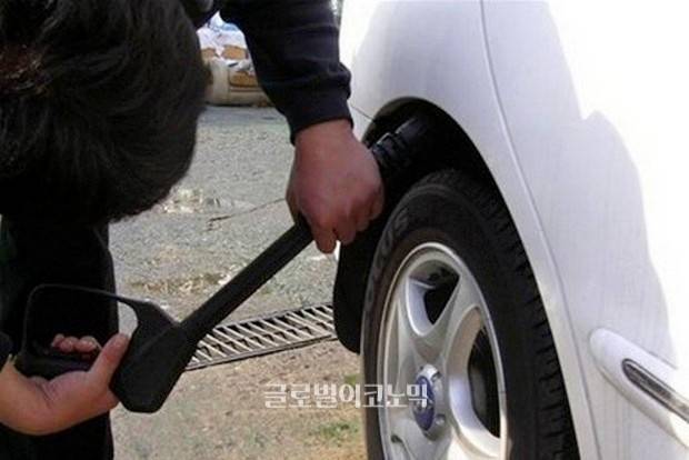 차량 내부 청소 시 에어컨 필터를 꼼꼼하게 살펴야 한다. 교체 시기가 지난 필터.