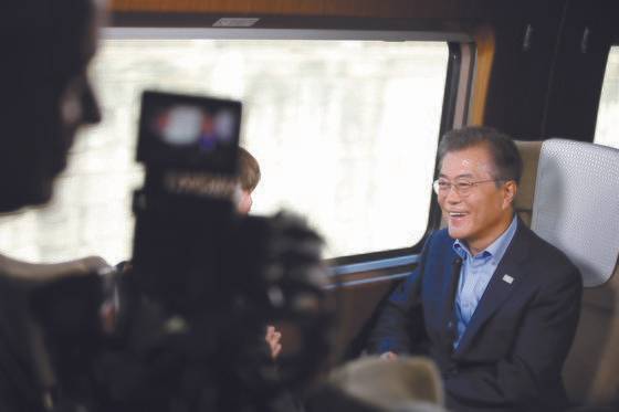 문재인 대통령이 19일 오후 KTX 경강선 시승 행사중 대통령 전용고속열차에서 미국 NBC방송과 인터뷰를 하고 있다. 2017.12.19 청와대제공