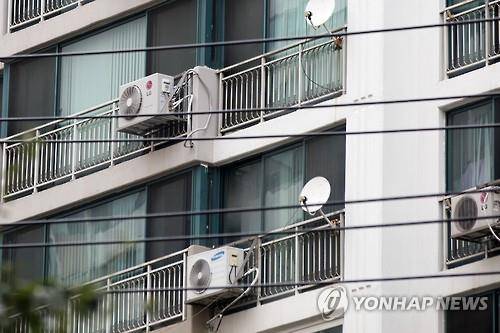 집 밖에 설치된 에어컨 실외기 [연합뉴스 자료사진]