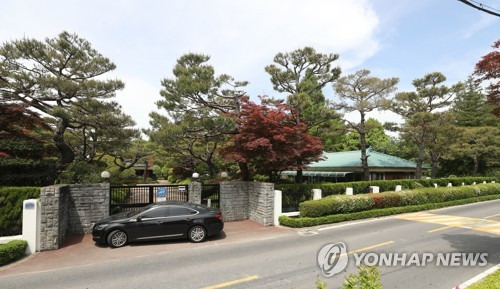 신격호 롯데 명예회장 별장, 국유지 불법 사용 (울산=연합뉴스) 김용태 기자 = 신격호 롯데그룹 명예회장이 1970년에 울산에 지은 롯데별장이 국유지를 불법 사용해 15년 동안 변상금을 내 온 것으로 확인됐다. 지난 8일 오전 울산시 울주군 삼동면 대암댐 옆 롯데별장의 모습. 한국수자원공사 울산권관리단은 이 별장이 환경부 소유 국유지 8필지 2만2천718㎡ 규모를 2003년부터 불법으로 사용했고, 롯데 측이 매년 변상금을 내고 있다고 밝혔다. yongtae@yna.co.kr