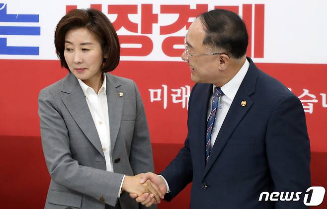 나경원 자유한국당 원내대표와 홍남기 경제부총리 겸 기획재정부장관이 10일 서울 여의도 국회에서 열린 면담에서 악수를 하고 있다. 2019.5.10/뉴스1 © News1 김명섭 기자