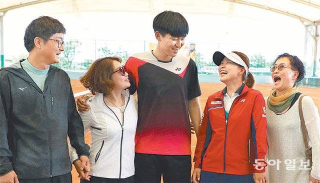 9일 동아일보기 전국정구대회 남녀 단식에서 우승한 김태민(가운데)과 문혜경(오른쪽에서 두 번째)은 사촌 남매 사이다. 김태민 아버지 김상균 씨(왼쪽)와 어머니 김현숙 씨(왼쪽에서 두 번째), 문혜경의 어머니이자 김상균 씨의 누나인 김순덕 씨(오른쪽)가 기쁨을 나누고 있다. 문경=최혁중 기자 sajinman@donga.com