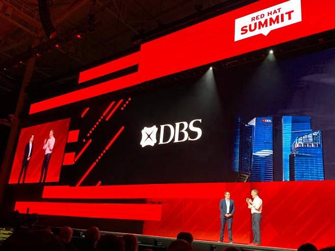8일(현지시간) 미국 보스턴에서 열린 레드햇 서밋 2019에서 데이브 글레드힐 DBS 그룹 CIO(왼쪽)이 짐 화이트허스트 레드햇 CEO와 함께 디지털 전환 사례를 소개하고 있다. 레드햇 제공