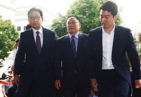 '공관병 갑질' 논란을 빚은 박찬주 전 제2작전사령관(대장)이 2017년 8월 8일 국방부청사 인근 군검찰단으로 소환돼 조사실로 이동하고 있다. 최근 2심에서 뇌물 혐의 무죄를 선고 받았다.[중앙포토]