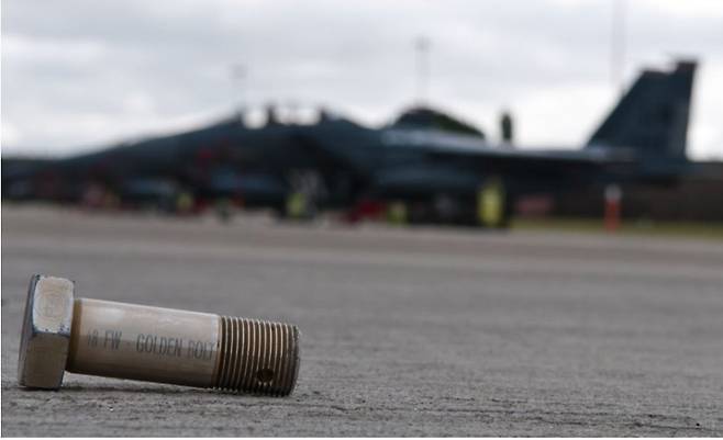 활주로에 떨어진 작은 볼트가 자칫 대형 사고를 불러올 수도 있다. [블로그 캡처]