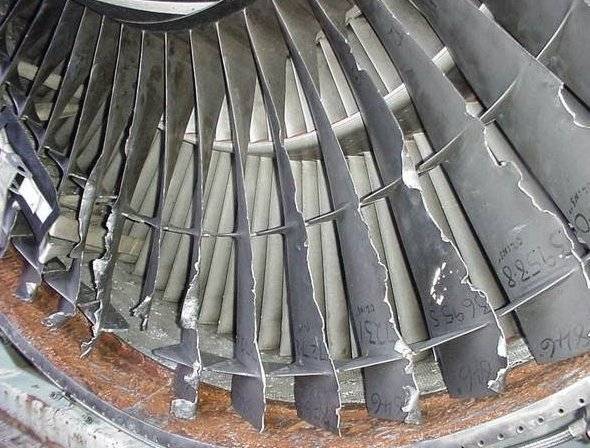 FOD 탓에 파손된 엔진 블레이드. [블로그 캡처]