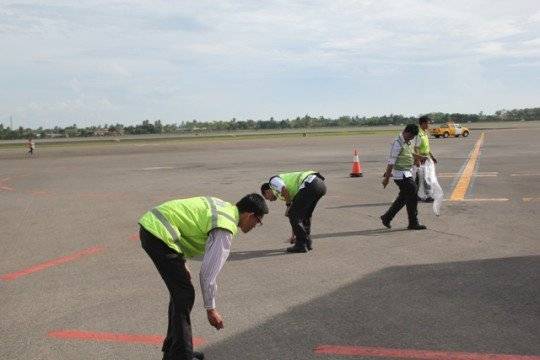 이물질을 줍기 위해 직원들이 직접 마대자루를 들고 나서기도 한다. [블로그 캡처]