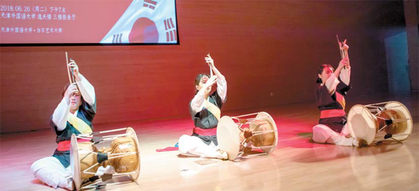 2018년 6월 백석예술대학교 공연단이 톈진외국어대학에 방문해 공연을 성황리에 마쳤다. [사진 제공 = 백석예술대학교]