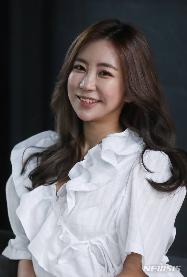 【서울=뉴시스】조수정 기자 = 연극 '보잉보잉'과 '스캔들'에 출연중인 '순풍산부인과' 미달이 배우 김성은이 9일 오후 서울 대학로 원패스아트홀에서 뉴시스와의 인터뷰에서 포즈를 취하고 있다.  2019.05.09. chocrystal@newsis.com