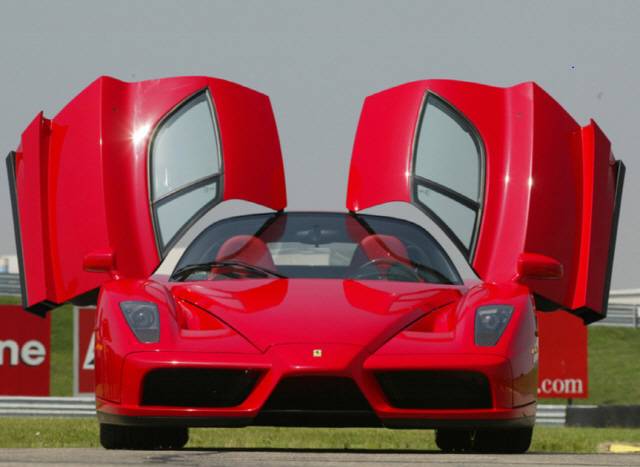 2002년 페라리가  엔초페라리를 기념하기 위해 그의 이름을 따 만든 슈퍼 카 엔초페라리. 349대 한정모델이었으나 전 세계에서 추가 생산을 염원해 51대를 더 생산하고 마지막 1대는 당시 교황 요한 바오로 2세에게 헌정했다./사진제공=페라