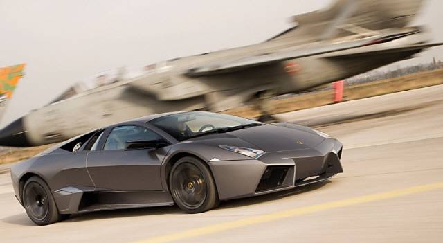 이탈리아 슈퍼카 브랜드 람보르기니가 전투기 F-22 랩터를 본따  2007년 20대 한정으로 만든 레벤톤. 다양한 요구에 2009년 로드스터 모델 15대를 추가 생산했다./사진제공=람보르기니