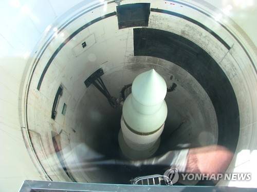 격납고에 보관돼 발사준비 중인 미국의 ICBM '미니트맨 3' [미 국방부 제공]