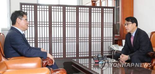 김연철 통일부장관 면담하는 윤상현 외교통일위원장 (서울=연합뉴스) 하사헌 기자 = 윤상현 국회 외교통일위원장(오른쪽)이 10일 오전 국회에서 김연철 통일부장관과 면담을 갖고 북한 현안 문제에 대해 대화하고 있다.  toadboy@yna.co.kr