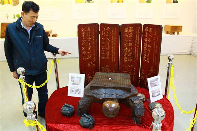 경기 남양주시 진접읍에 위치한 육형제바둑 본사 전시관엔 조선시대 영의정 벼슬을 지낸 유성룡 대감이 소유했던 것으로 추정된 거북이 바둑판이 소장돼 있다. 이 바둑판엔 유 대감의 호인 ‘서애’(西厓)가 새겨져 있다. 허재경 기자
