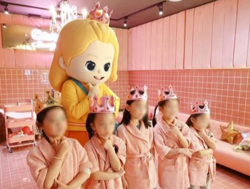 서울 영등포구의 한 키즈카페 뷰티숍에서 화장을 한 아이들이 기념사진을 찍고 있다. 인스타그램 캡처