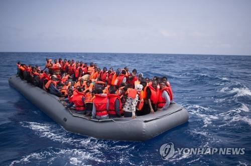 지중해 난민을 태운 고무보트(자료사진) [EPA=연합뉴스 자료사진]
