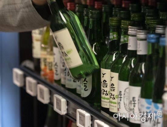 서울 시내의 한 주류판매점에서 한 소비자가 소주를 고르고 있다./윤동주 기자 doso7@