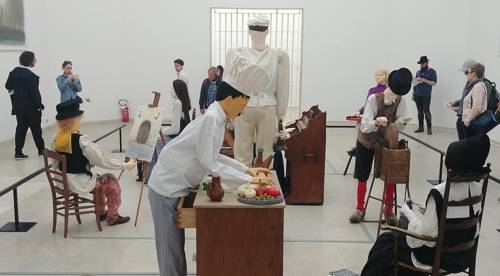 베네치아비엔날레 벨기에관 (베네치아=연합뉴스) 정아란 기자 = 10일(현지시간) 베네치아비엔날레 벨기에관에서 관람객들이 마네킹 사진을 찍고 있다. 2019.5.12. airan@yna.co.kr