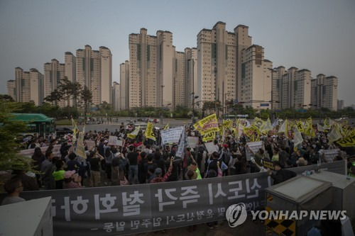 운정·일산·검단 주민 '3기 신도시 반대' (파주=연합뉴스) 임병식 기자 = 12일 경기도 파주시 운정행정복지센터 앞에서 고양 일산신도시 연합회와 파주 운정신도시 연합회, 인천 검단 신도시 연합회 주민들이 집회를 열고 3기 신도시 계획을 규탄하는 구호를 외치고 있다. 2019.5.12 andphotodo@yna.co.kr