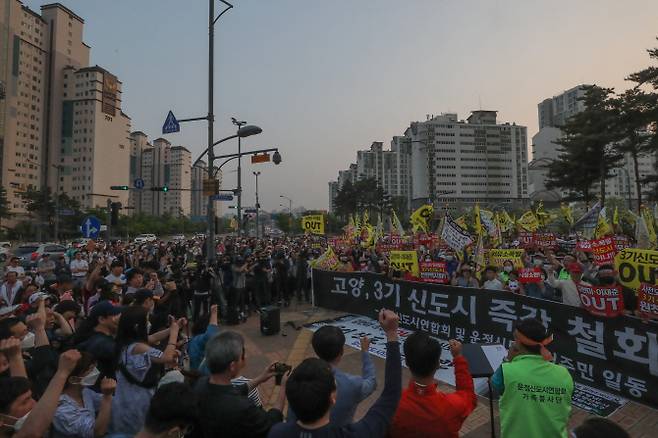 지난 12일 저녁 경기 파주시 운정행정복지센터 앞에서 고양 일산신도시 연합회와 파주 운정신도시 연합회, 인천 검단 신도시 연합회 주민들이 집회를 열고 3기 신도시 계획을 규탄하는 구호를 외치고 있다. 사진=연합뉴스.