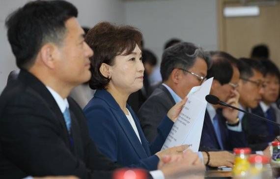 버스 노조가 총파업을 예고한 가운데 주무부처인 국토교통부의 김현미 장관(왼쪽 두번째)이 13일 정부세종청사 국토교통부에서 열린 공공기관 최고경영자(CEO) 간담회에서 굳은 표정을 짓고 있다. 연합뉴스