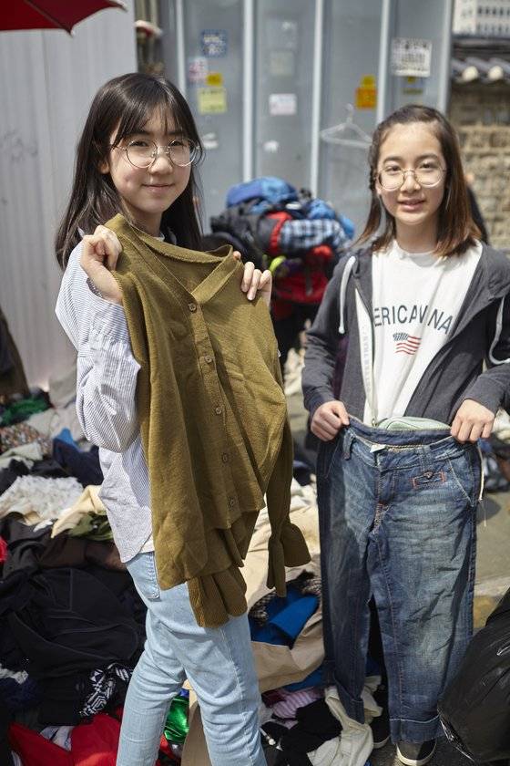 구제옷을 직접 고르는 소중 학생모델들.
