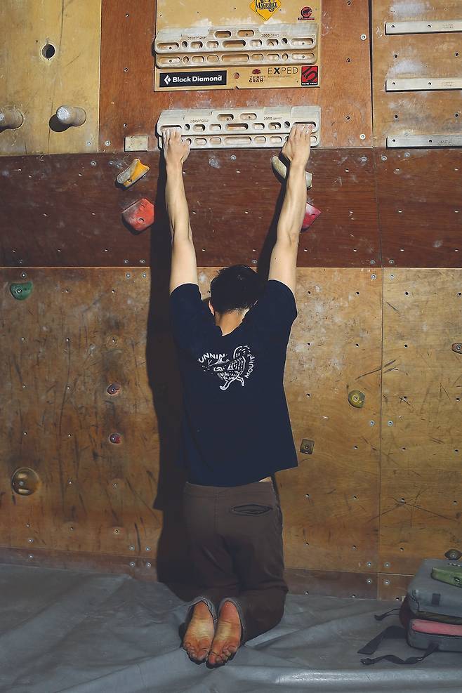 힘을 뺀 채 매달리면 부상의 위험이 높다.