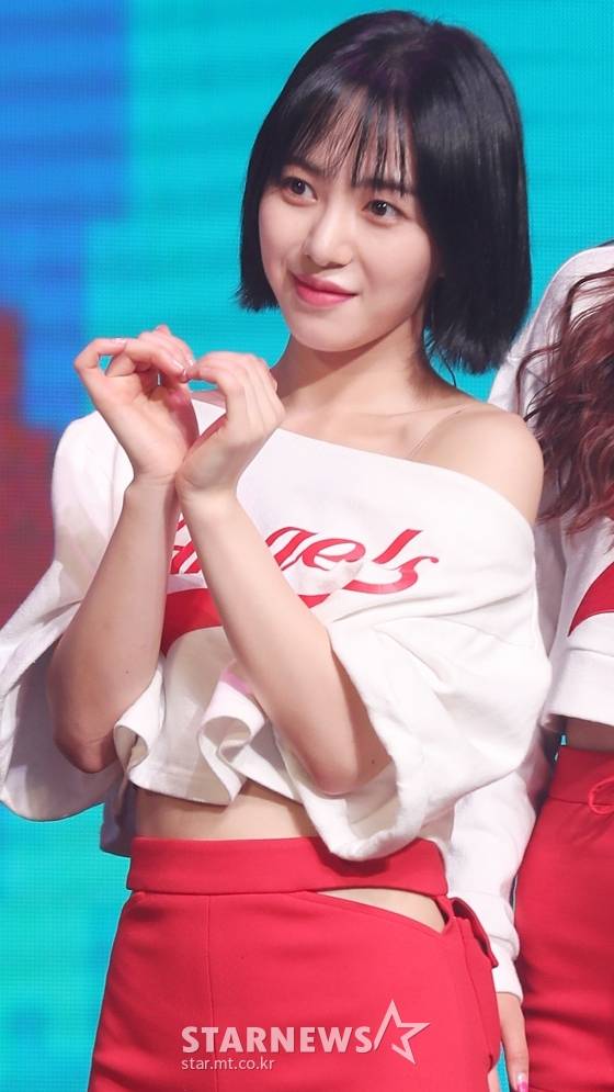 걸그룹 AOA 민아가 28일 오후 서울 광진구 예스24 라이브홀에서 진행된 다섯 번째 미니앨범 'BINGLE BANGLE' 발매 기념 쇼케이스에서 포즈를 취하고 있다. / 사진=김휘선 기자 hwijpg@