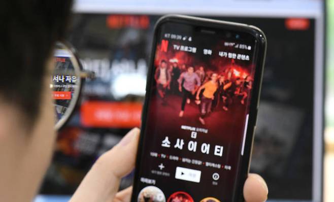 넷플릭스가 소비자 분쟁 시 따르는 이용약관 준거법을 네델란드법에서 한국법으로 변경했다. 14일 서울 영등포구 소재 카페에서 고객이 보고 있는 넷플릭스 사이트.