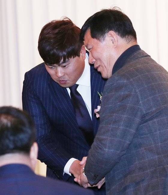 2018 유디어 글로벌 일구상 시상식이 12월 7일 서울 리베라호텔 베르사이유홀에서 열렸다. 류현진이 허구연 해설위원과 인사를 하고 있다. 양광삼 기자