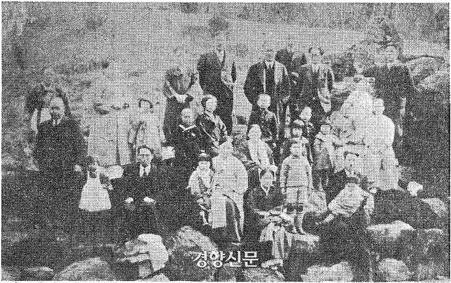 대전형무소에서 가출옥한 조산 안창호 선생은 1935년 2월 가출옥한다. 이후 선생은 전국을 돌며 민족의식을 고취시키는 강연에 나섰다. 1936년 한강변 용봉정에서 동지들과 찍은 사진이다.(뒷줄 오른쪽부터 박낙준, 주요한, 이응준,안창호 선생)