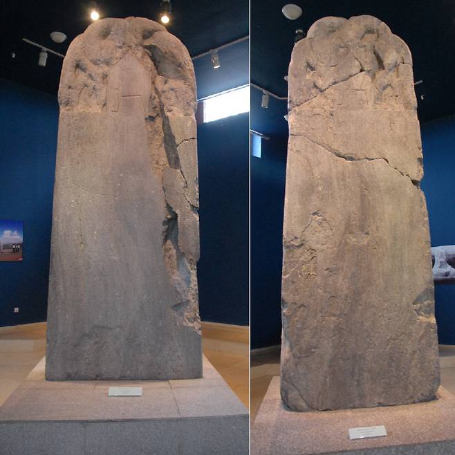 돌궐 제2제국의 중흥을 이끈 몽골 호쇼 차이담 빌게 카간의 비(왼쪽 사진)와 그의 동생이자 장군인 퀼테긴의 비.