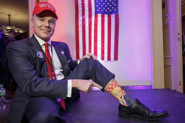 트럼프의 지지자가 2011년 자신의 트럼프 양말을 자랑하고 있다. EPA 연합뉴스