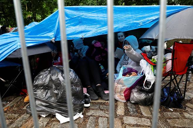 14일 뉴욕 센트럴 파트에서 방탄소년단 팬들이 하룻밤을 보내기위해 간이 텐트를 설치했다. [로이터=연합뉴스]