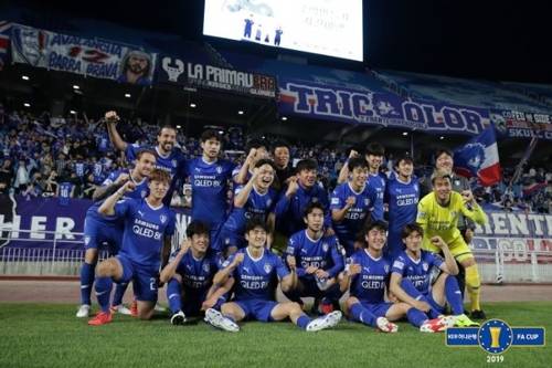 승리 후 포즈를 취한 수원 선수들 [대한축구협회 제공]