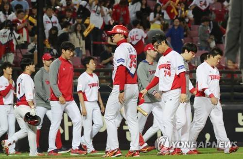 고개 숙인 KIA 타이거즈 선수단 [연합뉴스 자료사진]