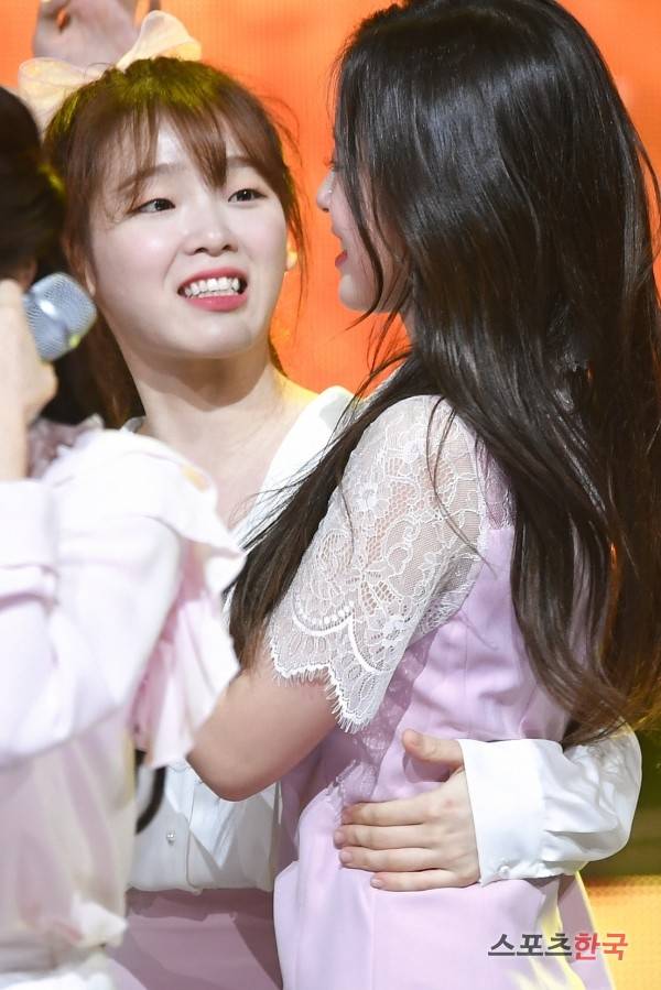 MBC 뮤직 '쇼 챔피언' 무대에 오른 오마이걸 승희, 아린. 사진=윤수정 기자 pic@hankooki.com