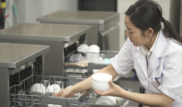 부산대 연구원이 손 설거지와 동일한 조건으로 식기세척기 실험을 진행하는 모습 (사진=LG전자)