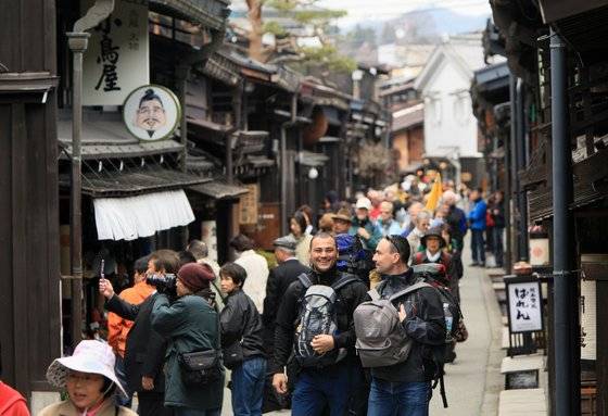 지난해 외국인 55만명이 찾은 기후현 다카야마시의 거리 . 외국인 친화형 관광지인 이곳은 7일간 무료로 와이파이를 제공하고, 10개국 11개 언어의 웹사이트를 운영하고 있다. [지지통신]