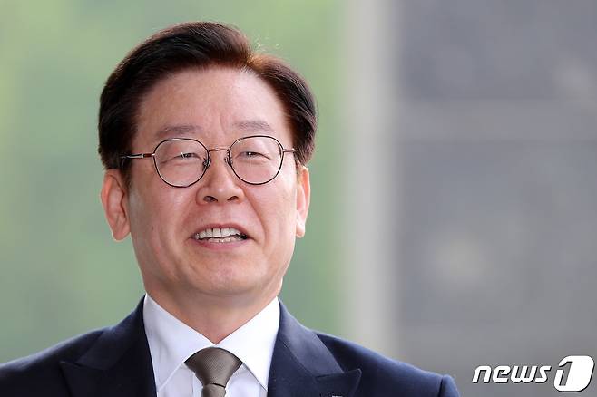 1심 선고 공판에서 무죄를 선고받은 이재명 경기도지사가 17일 오전 경기도 수원시 팔달구 경기도청에서 출근에 앞서 입장을 밝히고 있다. 2019.5.17/뉴스1 © News1 조태형 기자